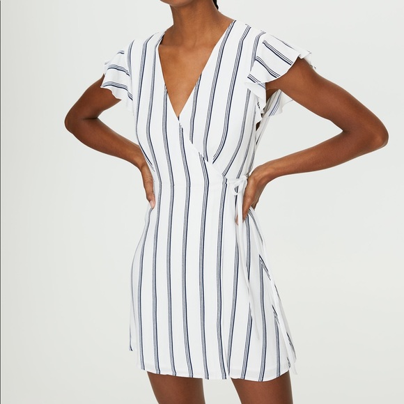 Aritzia wrap dress 👗 - Picture 1 of 3